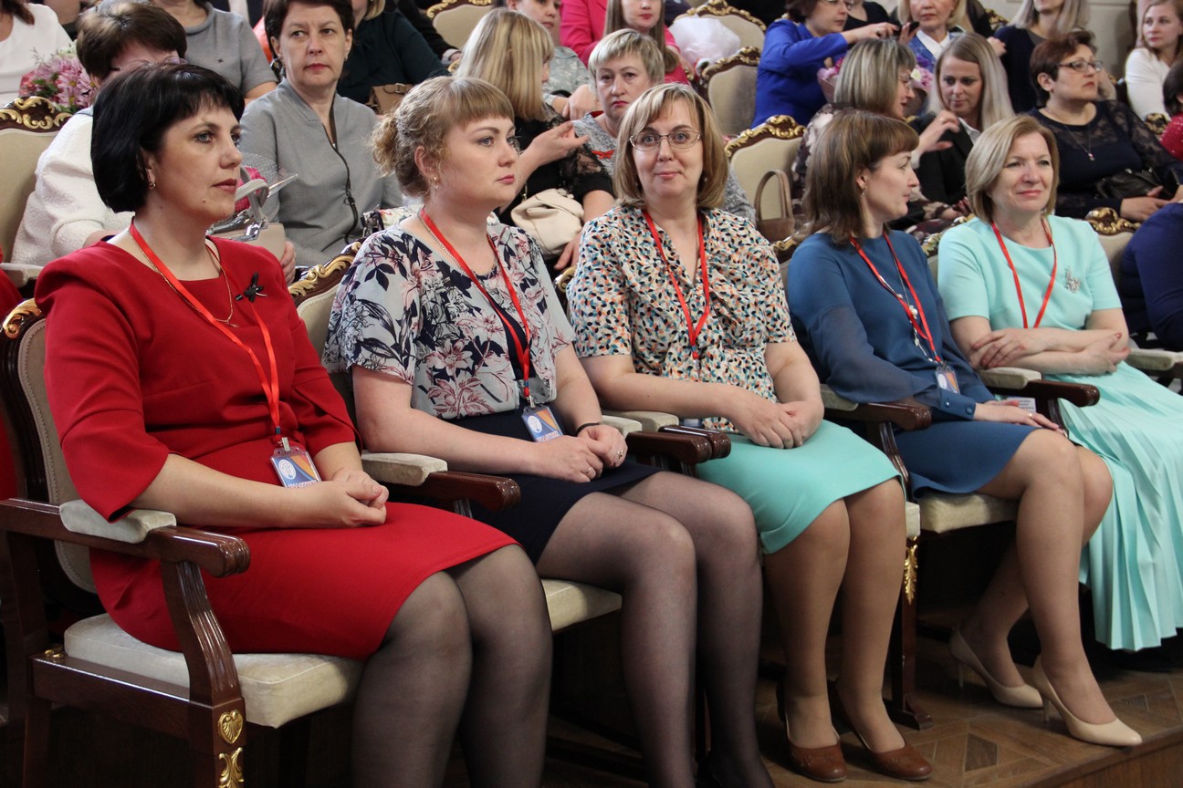 Женщины на собрании ноги